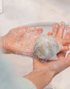 shampoing qui mousse solide fini léger