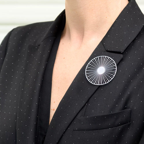 Broche magnético solar pequeño de plata mate